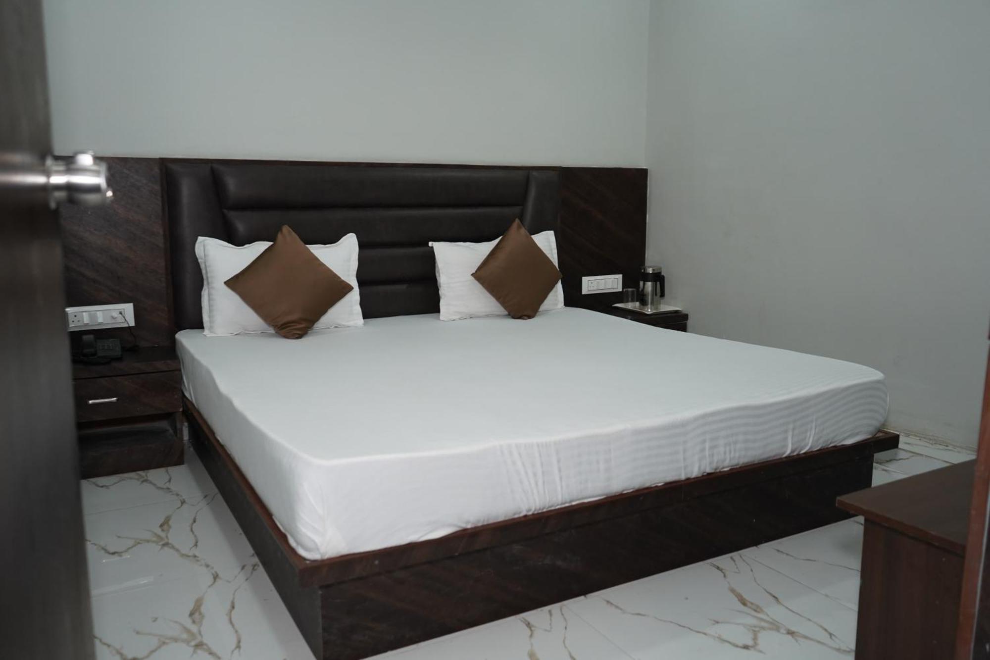 Hotel Pr Villa Gandhinagar Eksteriør billede
